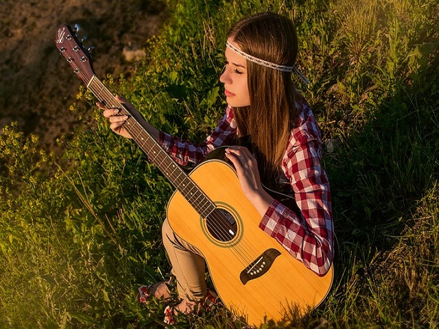 ギターを弾く若い女性