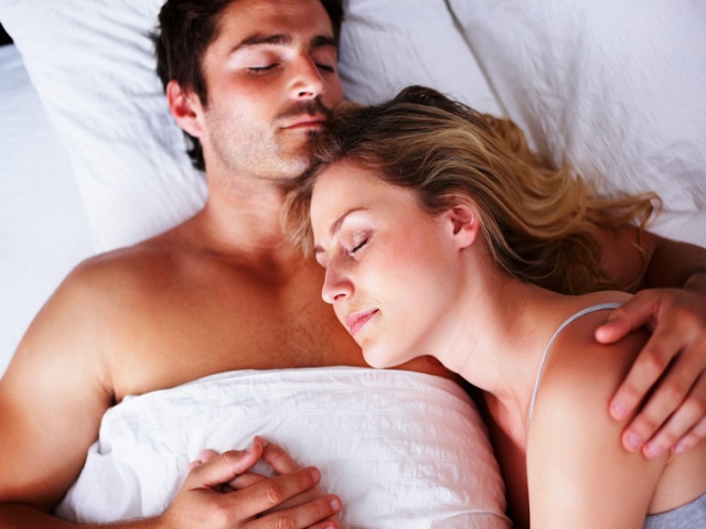 ベッドで眠るカップル